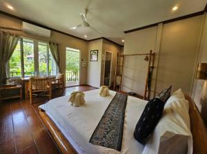 H&V Bungalow Vang Vieng