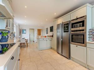 5 Bed in Bexhill-on-Sea 74325