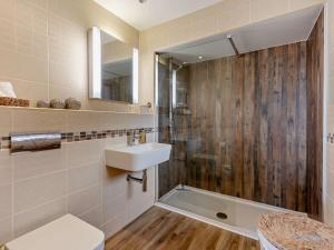 5 Bed in Bexhill-on-Sea 74325