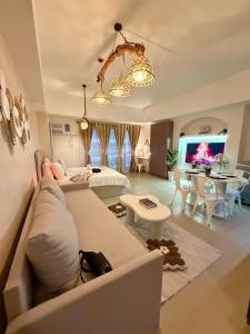 Cozy High Floor Venice Studio with Balcony Walk to M