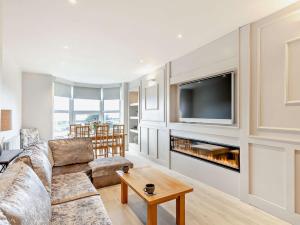 5 Bed in Aberdovey 93603