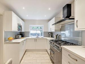 5 Bed in Aberdovey 93603