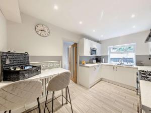 5 Bed in Aberdovey 93603