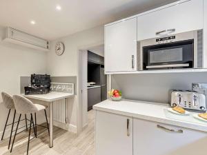 5 Bed in Aberdovey 93603