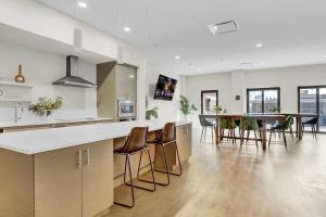 Rhythm & Blues 2 BD Repose Near Rock & Roll HOF