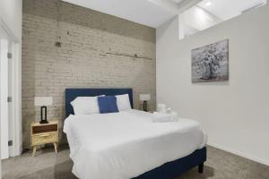 Soiree Vibes Bricks & Balcony 2Bx2B DT Cleveland