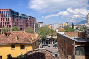 Tirana Central Apartment - Free Parking - Balcony