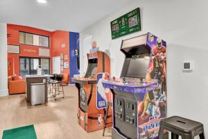 The Land FanCave Arcade Putt Walk 2 Stadium