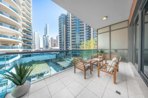 Free housekeeping visits during your stay - StayShort - Chic 1BR Retreat in Dubai Marina that Sleeps 4