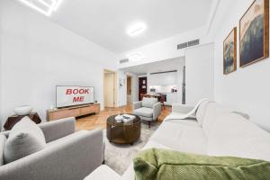 Free housekeeping visits during your stay - StayShort - Chic 1BR Retreat in Dubai Marina that Sleeps 4