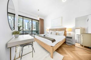 Free housekeeping visits during your stay - StayShort - Chic 1BR Retreat in Dubai Marina that Sleeps 4