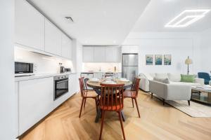 Free housekeeping visits during your stay - StayShort - Chic 1BR Retreat in Dubai Marina that Sleeps 4