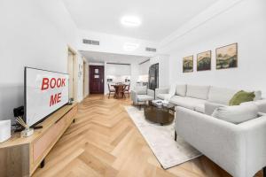 Free housekeeping visits during your stay - StayShort - Chic 1BR Retreat in Dubai Marina that Sleeps 4