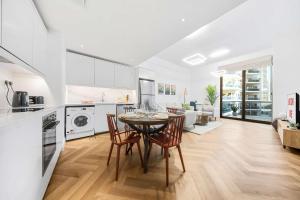 Free housekeeping visits during your stay - StayShort - Chic 1BR Retreat in Dubai Marina that Sleeps 4