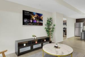 Style & Space 2BD 2BTH Balcony DT Cleveland