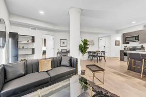 Bold Black & Gold - 2BD Balcony-Lit Cocktail Suite