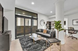 Bold Black & Gold - 2BD Balcony-Lit Cocktail Suite