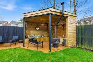 Ivy House 5 Bed 3 Bath w Games Room and Parking