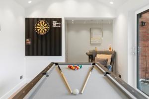 Ivy House 5 Bed 3 Bath w Games Room and Parking