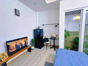 Gems House 3- BigWindows & An AiryRooftop Retreat