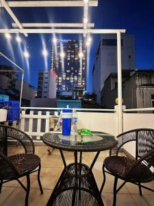 Gems House 3- BigWindows & An AiryRooftop Retreat