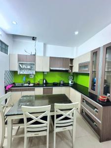 Gems House 3- BigWindows & An AiryRooftop Retreat