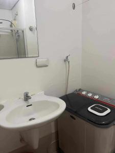 1 BR Boni LIGHT Condo WIFI Netflix Pool Balcony