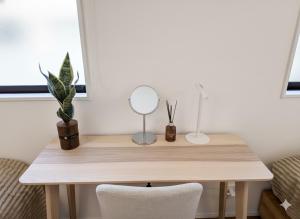 6 minutes by tram to Tenjin Stylish house for rent for up to 8 people Comfortable with 3 independent bedrooms & 2 toilets Parking lot for 2 cars