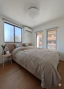 6 minutes by tram to Tenjin Stylish house for rent for up to 8 people Comfortable with 3 independent bedrooms & 2 toilets Parking lot for 2 cars