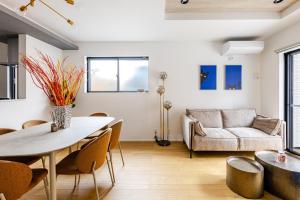 6 minutes by tram to Tenjin Stylish house for rent for up to 8 people Comfortable with 3 independent bedrooms & 2 toilets Parking lot for 2 cars