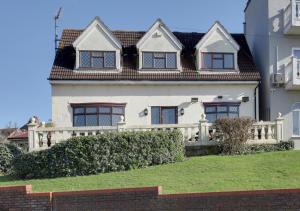 New! Amazing SEA VIEW - 4BR Cottage City Centre with Terrace & Free Parking