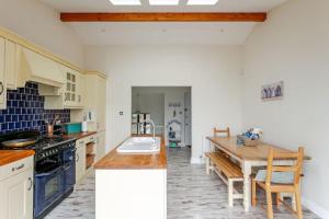 4 Bed in Brixham oc-t35056