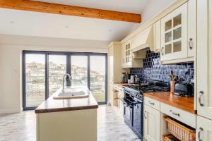 4 Bed in Brixham oc-t35056