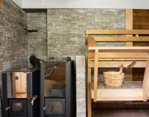 Cozy 4BR Lakeside Cottage with Sauna