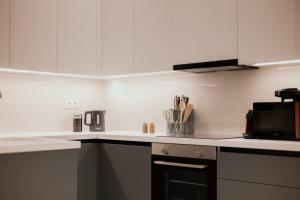Modern 1BR Designer Suite by the Metro