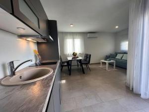 Apartment 4141-11 for 4 Pers in Zaton Zadar