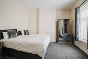 6-Bed Manchester Holiday