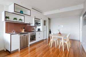 2BR East End Apartment Free Parking Near CBD
