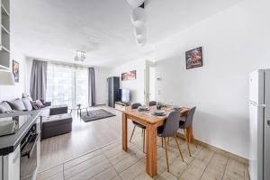 Elite Skyview -Relaxing Family Apt with AC, Balcony