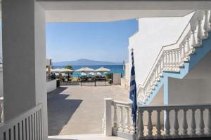 Messinian Aura - Beachfront Escape in Mikra Mantinia