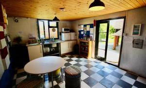 Shepards Hut With Hot Tub and TV
