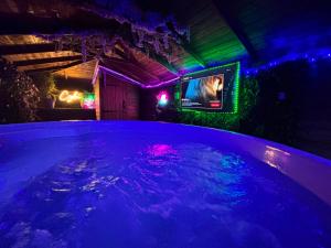 Shepards Hut With Hot Tub and TV