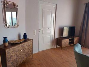 Roza Stone Suite with Hot Tub & Mountain view