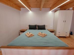 Roza Stone Suite with Hot Tub & Mountain view