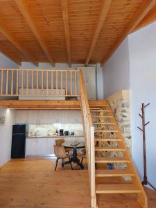 Roza Stone Suite with Hot Tub & Mountain view