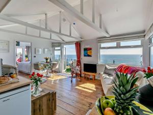 1 Bed in Whitsand Bay 74824