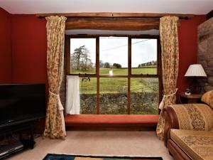 4 Bed in Whaley Bridge PK535