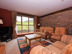 4 Bed in Whaley Bridge PK535