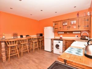 4 Bed in Whaley Bridge PK535