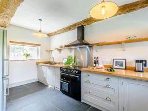 4 Bed in Ponthirwaun 79046